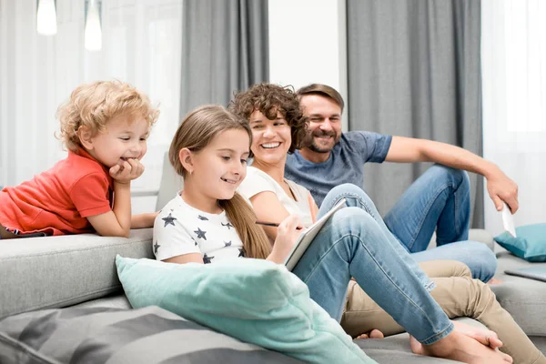 Família Alegre Quatro Reunidos Sala Estar Aconchegante Desfrutando Uns Dos — Fotografia de Stock