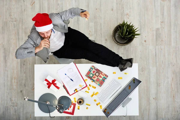 Direttamente Sopra Vista Del Giovane Colletto Bianco Cappello Babbo Natale — Foto Stock