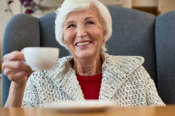 Retrato Cabeza Hombros Una Alegre Anciana Con Encantadora Sonrisa Mirando — Foto de Stock