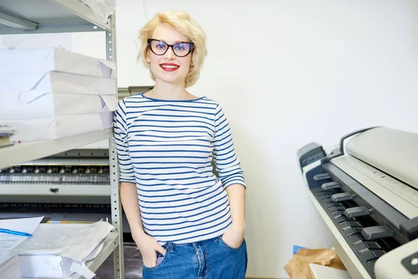 Portrait Blonde Young Woman Standing Plotter Machine Smiling Camera While — Stock Photo, Image