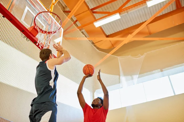 Kvalifikované Mladé Afroamerické Basketbalista Přechod Namočit Zatímco Jeho Konkurent Snaží — Stock fotografie