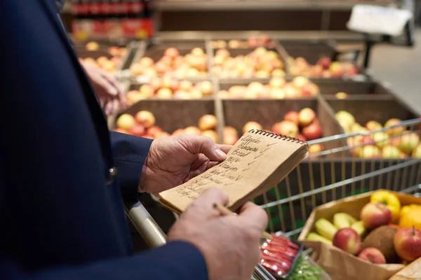 Zblízka Starší Muž Drží Nákupní Seznam Při Nakupování Supermarketu Ovoce — Stock fotografie