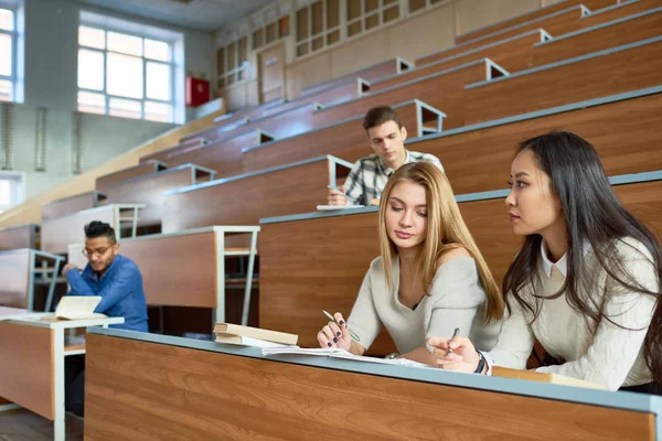 Internationell Grupp Människor Som Sitter Separata Tabeller Föreläsningssal Moderna College — Stockfoto