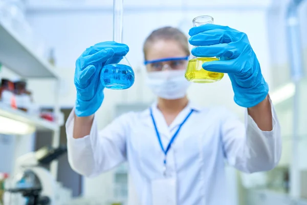 실험실 초점에서에서 화학을 액체와 테스트 튜브를 파란색 장갑을 과학자의 초상화 — 스톡 사진