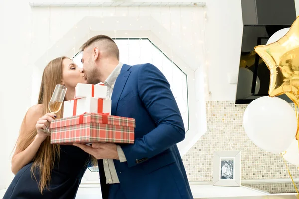 Portrait Taille Haute Beau Jeune Couple Embrassant Échangeant Des Cadeaux — Photo