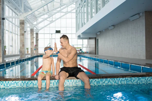 Netter Kleiner Junge Und Sein Gutaussehender Trainer Geben High Five — Stockfoto