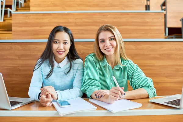 Retrato Duas Garotas Bonitas Faculdade Uma Delas Asiática Sorrindo Anúncio — Fotografia de Stock