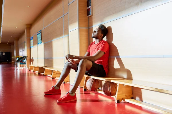 Épuisé Réfléchi Beau Jeune Joueur Afro Américain Basket Ball Assis — Photo
