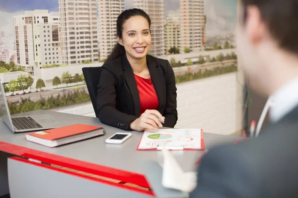 Retrato Agente Imobiliário Feminino Sentado Mesa Conversando Com Cliente Sorrindo — Fotografia de Stock