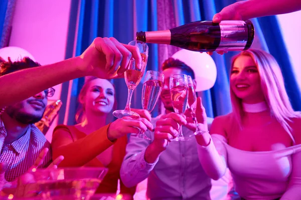 Grup Garson Dökme Şampanya Bardakları Tokuşturup Için Süre Mutlu Bir — Stok fotoğraf