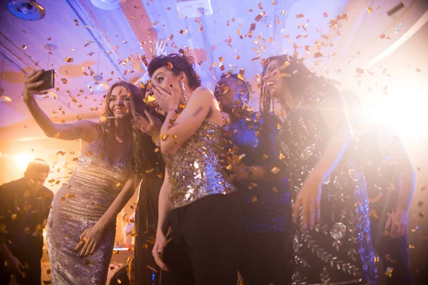 Grupo Hermosas Mujeres Jóvenes Con Vestidos Brillantes Bailando Bajo Confeti — Foto de Stock