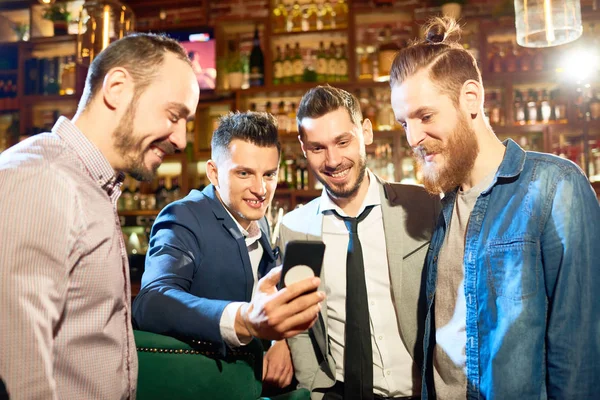 Gruppo Amici Allegri Che Scattano Selfie Con Aiuto Smartphone Mentre — Foto Stock