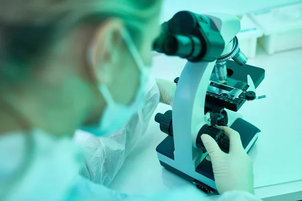 High Angle Portrait Young Female Scientist Using Microscope While Working — Stock Photo, Image