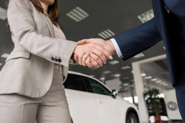 Низкий Угол Крупным Планом Продавца Автомобилей Пожимает Руку Женщине Покупающей — стоковое фото
