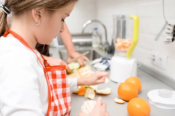 Side View Porträtt Tonårig Flicka Klädd Förkläde Matlagning Frukost Gör — Stockfoto