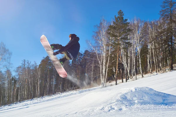 Retrato Jovem Realizando Acrobacias Snowboard Voando Alto Contra Céu Azul — Fotografia de Stock