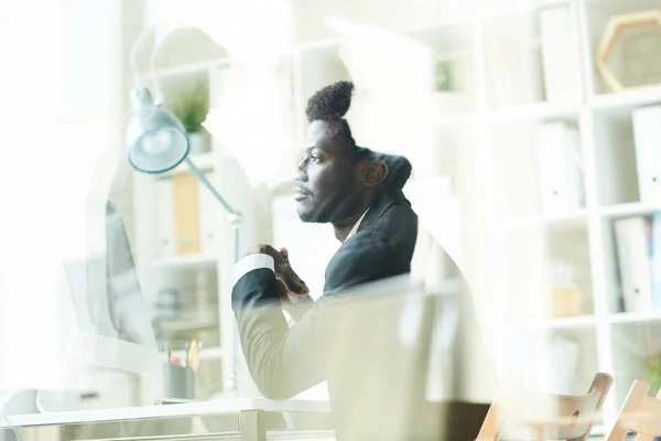 Πλευρά Άποψη Πορτρέτο Του Επιτυχημένη Αφρο Αμερικανός Επιχειρηματίας Κάθεται Στο — Φωτογραφία Αρχείου
