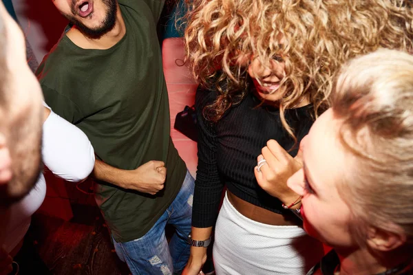 Kalabalığın Heyecanlı Dans Gece Kulübünde Flash Ile Vurdu Yüksek Açılı — Stok fotoğraf