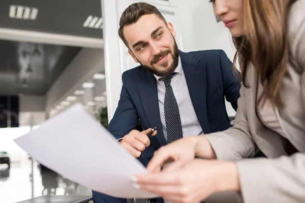 Porträtt Två Moderna Människor Diskutera Dokument Office Fokus Stilig Man — Stockfoto