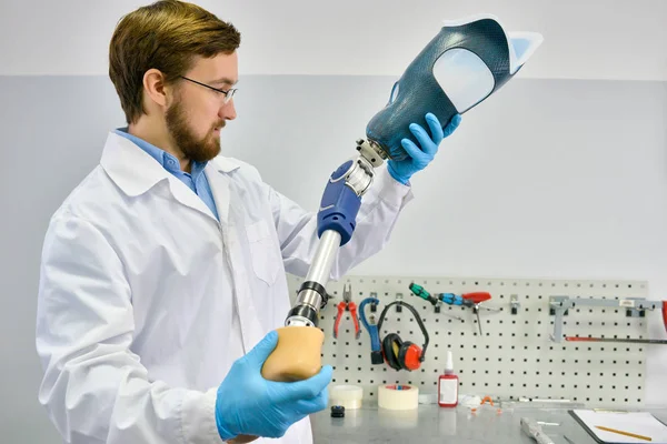 Porträt Des Jungen Prothesentechnikers Der Eine Beinprothese Der Hand Hält — Stockfoto