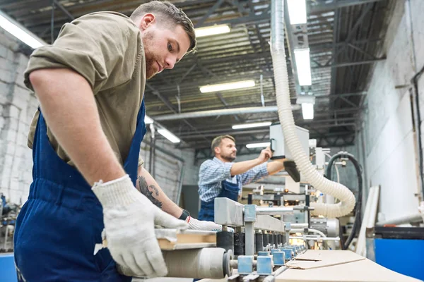 現代機械工場ショップの作業のオーバー オールを着ている 人の男性の側面ビュー肖像画 — ストック写真