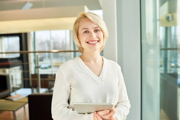 Midja Stående Ganska Blonda Manager Tittar Kameran Med Brett Leende — Stockfoto