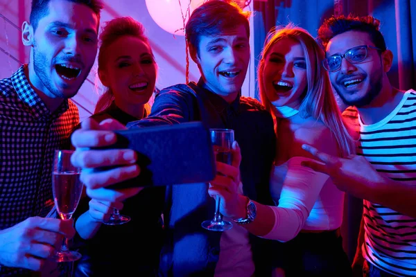 Group Smiling Young People Taking Selfie Looking Smartphone Camera While — Stock Photo, Image