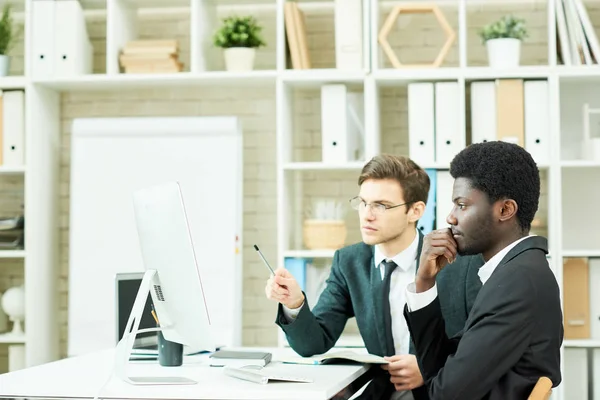 Working Meeting Talented Programmers Gathered Together Open Plan Office Brainstorming — Stock Photo, Image