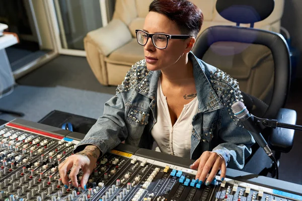 Thoughtful Modern Female Audio Engineer Concentrated Mixing Sounds While Moving — Stock Photo, Image