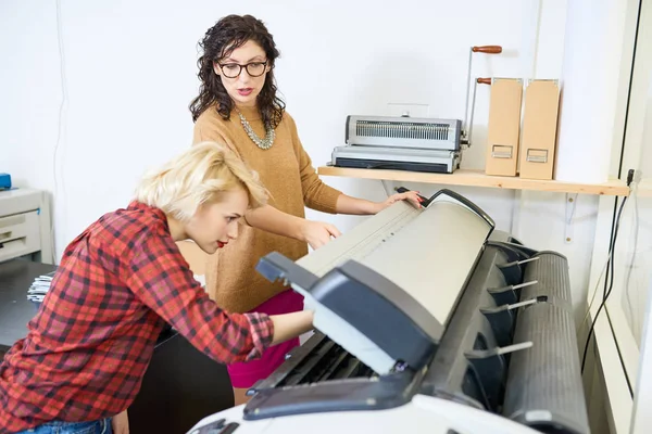 Retrato Dos Mujeres Que Establecen Máquina Plotter Imprenta Centran Gerente — Foto de Stock