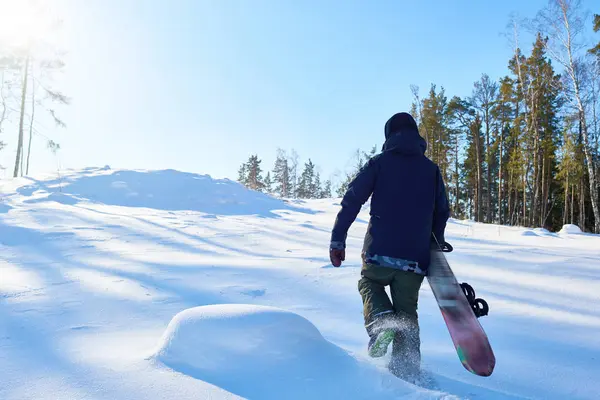 Zadní Pohled Mladého Snowboarďáka Běží Zasněžené Kopce Jít Freestyle Ježdění — Stock fotografie