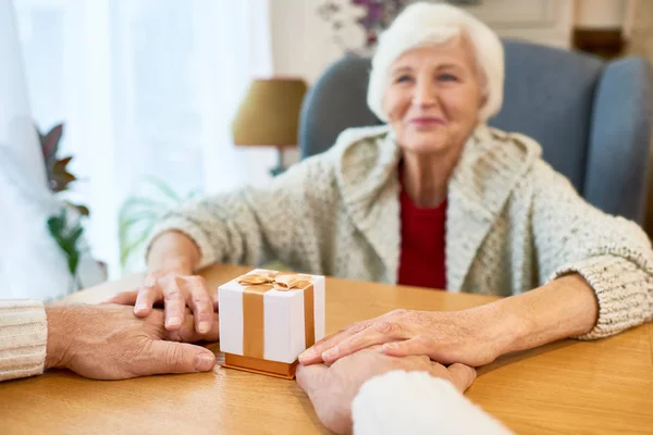 Mujer Anciana Sonriente Con Cárdigan Punto Sentado Mesa Cafetería Cogido — Foto de Stock