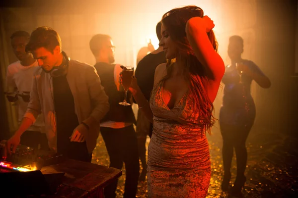 Retrato Una Hermosa Joven Bailando Elegantemente Medio Una Pista Baile — Foto de Stock