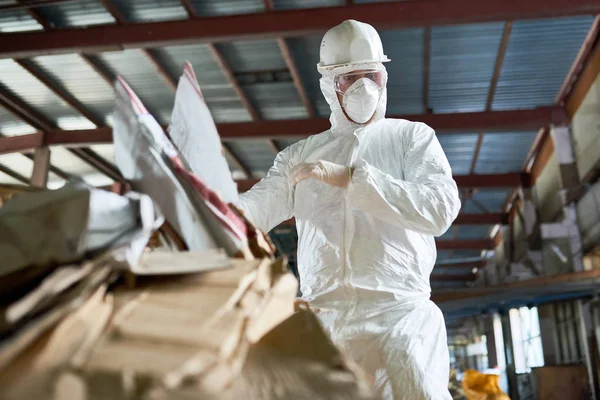 低角度肖像的工厂工人穿着生化套装分类可重用纸板在废物处理厂 复制空间 — 图库照片
