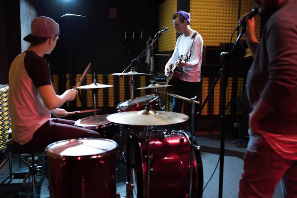 Гурт Молодих Музикантів Виступають Студії Звукозапису Створює Новий Альбом Барабан — стокове фото