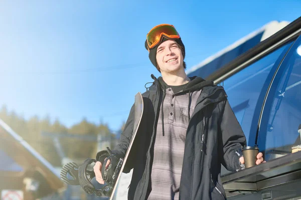 Retrato Jovem Snowboarder Moderno Caminhão Sorrindo Feliz Desfrutando Dia Ensolarado — Fotografia de Stock