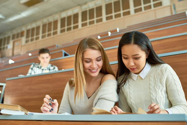 Portrait Deux Belles Filles Qui Aiment Étudier Assis Bureau Dans — Photo