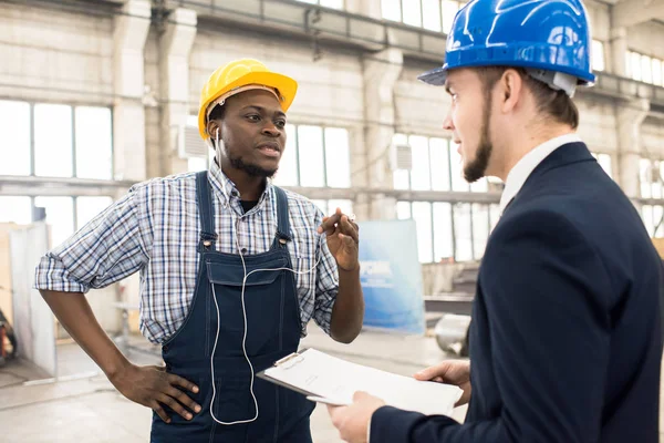 Operaio Barbuto Afroamericano Che Indossa Cappello Duro Discute Generale Risultati — Foto Stock