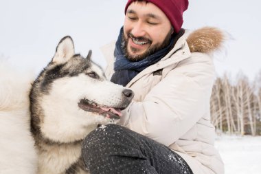 Yürüyüş açık havada üzerinde kış günü zevk neşeli Asya adam muhteşem Husky köpekleri portresi