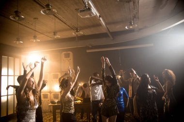 Kalabalık trendy genç insanlar zevk çılgın gece kulübü partisi, güzel kızlar loş dumanlı dans pistinde dans geniş açı çekim alanı Kopyala