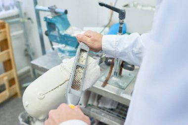 Tanınmayan prosthetist şekillendirme ve bacak parçası kalıp taşlama tasarım laboratuvarda çalışan, yakın çekim