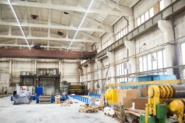 Endüstriyel Tesis, arka plan kopya alanı ile boş endüstriyel atölye görünümünü geniş açı