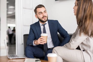 Modern ofisindeki kahve molası sırasında sohbet sırasında kadın meslektaşım arıyorum yakışıklı işadamı portresi