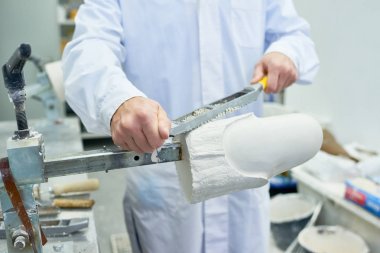 Tanınmayan prosthetist şekillendirme ve bacak parçası kalıp taşlama tasarım laboratuvarda çalışan orta bölümünü Önden Görünüm
