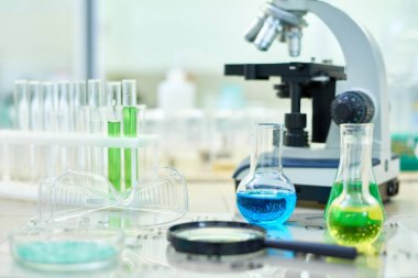 Arka plan görüntüsü Tıbbi Laboratuar, test tüpleri ile çevrili mikroskop içinde modern ekipman ile renkli sıvı, kopya alanı dolu