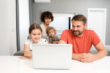 Stüdyo Daire bir araya Dört Kişilik Aile gülümseyen ve laptop en sevdiğim çizgi filmler izlerken