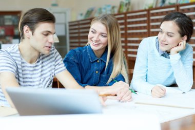 Yakışıklı üniversite öğrencisi iken Kitaplığı'nda bir araya çekici onun grup ile ortak proje ile ilgili fikir paylaşımı görünümünü profil