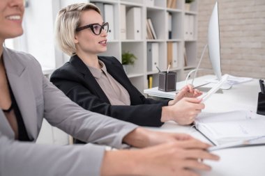 Yan görünümü tablo meslektaşları ile toplantı ve onun bakış tartışmasında, kopya alanı paylaşımı oturan başarılı işkadını portresi