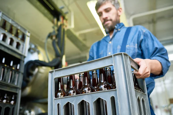 Transportador Ocupado Serio Que Lleva Caja Pesada Con Botellas Cerveza — Foto de Stock