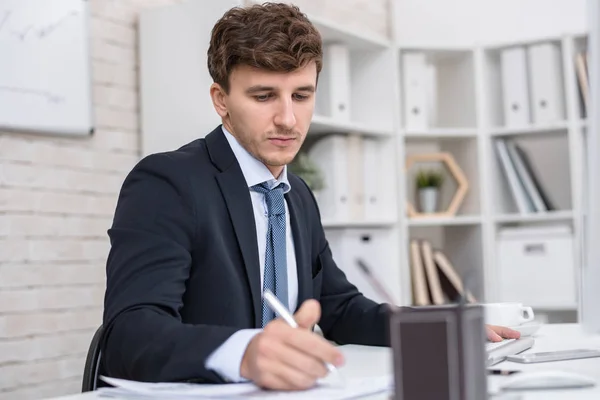 Retrato Joven Hombre Negocios Guapo Escribiendo Notas Mientras Usa Computadora — Foto de Stock